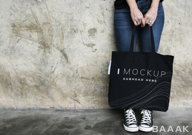 موکاپ-زیبا-Woman-carrying-black-tote-bag-mockup_846209854