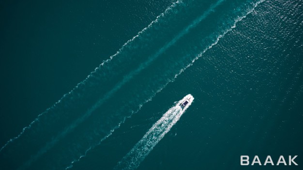 تصویر-هوایی-از-قایق-لاکچری-شناور-بر-آب_140341228