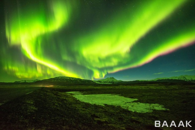 تصویر-کوه-و-نور-سبز-رنگ-در-حال-تابش-در-جزیره-یخی_674580980